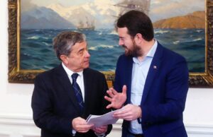 Gobernador Rivas Entrega Al Presidente Del Senado Resultados De Consulta Araucanía Para Víctimas Del Terrorismo