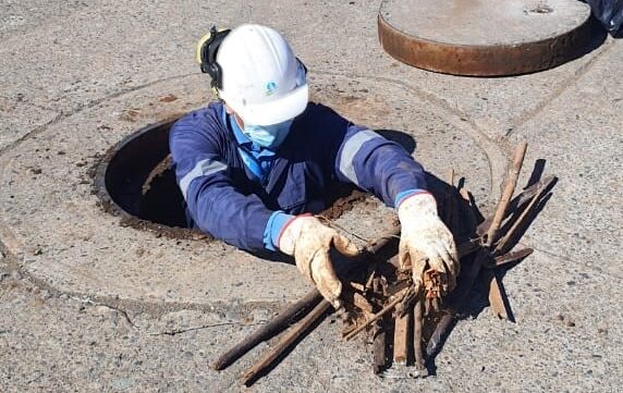 Aguas Araucanía Retiró Más de 70 Toneladas de Residuos del Alcantarillado