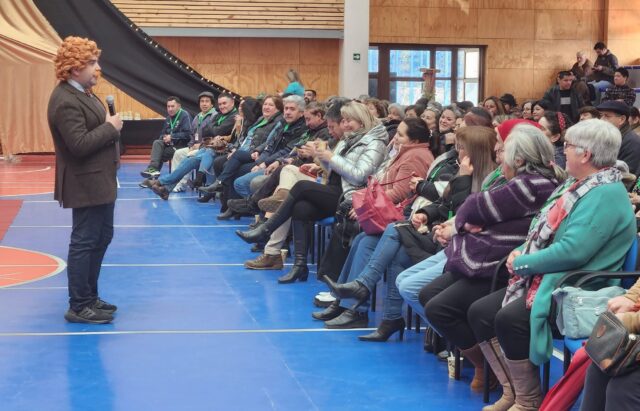 Municipio De Pitrufquén Celebró El Día Del Dirigente Con Charla Motivacional Del “Profesor Salomón”