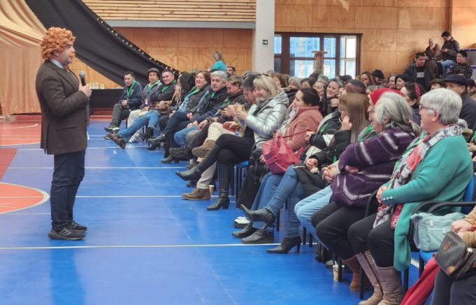 Municipio De Pitrufquén Celebró El Día Del Dirigente Con Charla Motivacional Del “Profesor Salomón”
