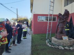 Escultor Del Colectivo De Artistas De Pitrufquén Entrega Obra En Homenaje A Bomberos