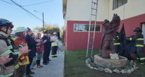 Escultor Del Colectivo De Artistas De Pitrufquén Entrega Obra En Homenaje A Bomberos
