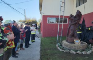 Escultor Del Colectivo De Artistas De Pitrufquén Entrega Obra En Homenaje A Bomberos