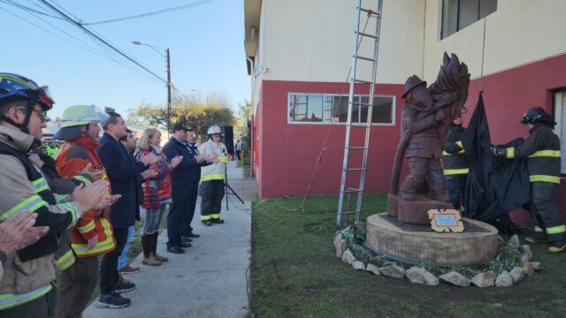 Escultor Del Colectivo De Artistas De Pitrufquén Entrega Obra En Homenaje A Bomberos