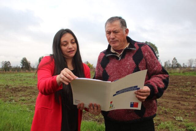 Bienes Nacionales de La Araucanía apoya a Campesinos Entregando Títulos en sus Domicilios