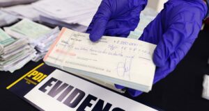 Detienen En Flagrancia A Hombre Que Estafaba Con Cheques Robados: Víctimas Son de Villarrica Y Temuco