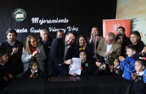 Gobernador Rivas Firmó Mensaje Que Beneficiará A 300 Estudiantes De Los Sauces Con La Mejora De La Escuela E77 Gustavo Vásquez Díaz