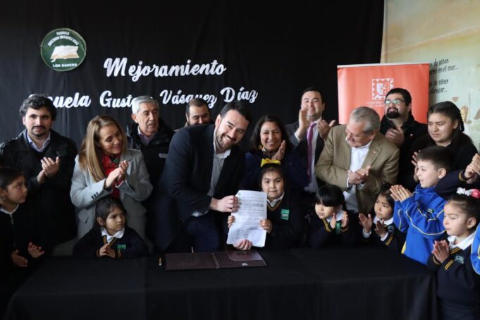 Gobernador Rivas Firmó Mensaje Que Beneficiará A 300 Estudiantes De Los Sauces Con La Mejora De La Escuela E77 Gustavo Vásquez Díaz