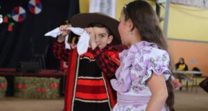 Escuela Cinco de Gorbea realiza Esquinazo Folclórico “VI Versión de Pañuelos al Viento”