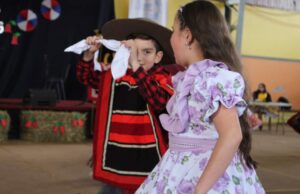 Escuela Cinco de Gorbea realiza Esquinazo Folclórico “VI Versión de Pañuelos al Viento”