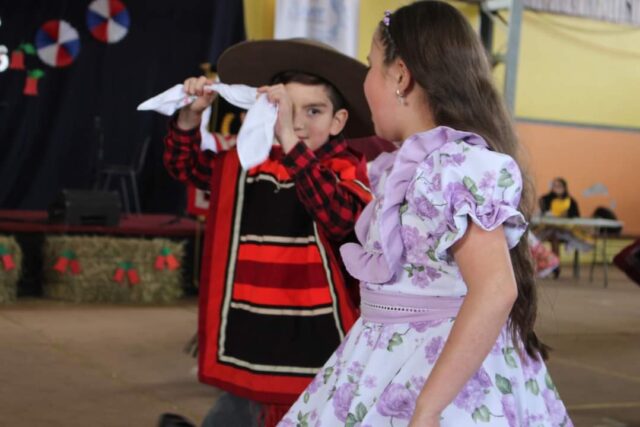 Escuela Cinco de Gorbea realiza Esquinazo Folclórico “VI Versión de Pañuelos al Viento”