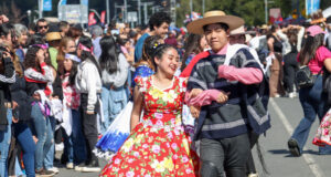 “Cueca Más Larga De Chile” En Villarrica Rompe El Récord De Asistencia De Su Primer Año