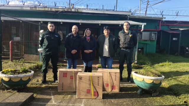 Pitrufqueninos Entregan Mobiliario Al Personal De Gendarmería Del Centro Penitenciario De La Comuna