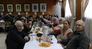 Con Una Mateada Junto A Inéditas Composiciones Chilenas Adultos Mayores Comenzaron Las Celebraciones De Fiestas Patrias En Freire