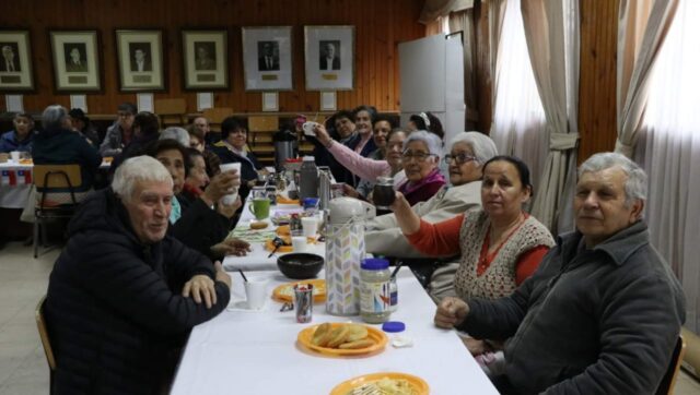 Con Una Mateada Junto A Inéditas Composiciones Chilenas Adultos Mayores Comenzaron Las Celebraciones De Fiestas Patrias En Freire