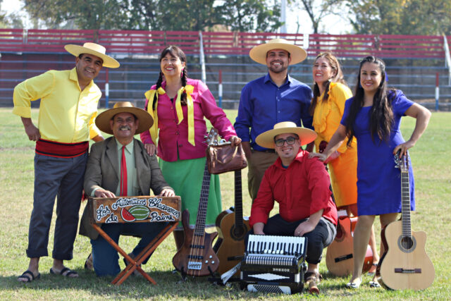 Grupo Alborada Y Los Chacareros De Paine Festejan A La Patria En El Lago Villarrica