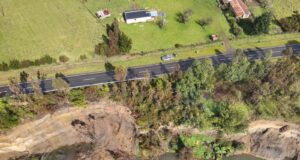 Socavón Provocado Por Río Toltén Amenaza Con Llevarse Ruta S-70 en Pitrufquén