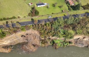 Socavón Provocado Por Río Toltén Amenaza Con Llevarse Ruta S-70 en Pitrufquén