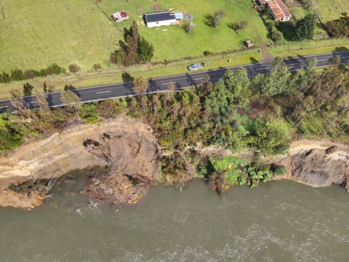 Socavón Provocado Por Río Toltén Amenaza Con Llevarse Ruta S-70 en Pitrufquén