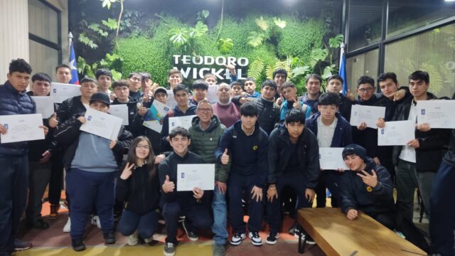 Estudiantes Del Liceo Monseñor De Pitrufquén Participan En Experiencia “Robótica Y Neumática Industrial”