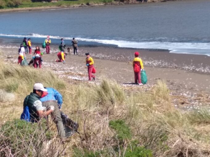 Con Entusiasta Actividad en Queule Fue Conmemorado el Día Internacional de Limpieza de Playas