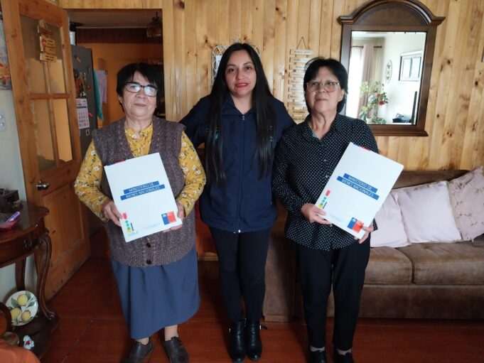 Bienes Nacionales De La Araucanía Entrega Títulos De Dominio A Hermanas Adultas Mayores De Perquenco