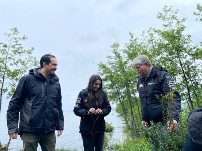 En El Marco Del Rally Mobil, Villarrica Recibe Donación De Árboles Nativos Para Humedal Urbano