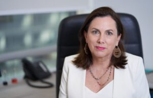 Un desafiante cierre del 2023 y estimaciones más auspiciosas para el próximo año es lo que proyecta la Federación de Empresas de Turismo de Chile (Federtur) para el sector, en la búsqueda de esta industria por alcanzar los niveles pre pandemia de 2019. Y es que para el cierre de este año la entidad gremial sitúa en 3,6 millones las llegadas de turistas extranjeros a Chile, lo que representa una variación de -21,1% en comparación con el 2019, previo a la pandemia; es decir, 954 mil visitantes menos. Aun cuando los números no son los esperados, se observa una importante recuperación en el último trimestre del 2023. En tanto, Fedetur proyecta para el próximo año mejores números en turismo receptivo, con la llegada de 4,4 millones de visitantes internacionales, siendo un -2,7% en relación con el 2019, situación que reafirma la importancia de establecer distintas acciones para impulsar la recuperación del rubro. Estos datos los entregó la Presidenta Ejecutiva de Fedetur, Helen Kouyoumdjian, durante su presentación en el encuentro `Desafíos para el turismo 2024´, que se desarrolló este miércoles 22 de noviembre en la casa central de DUOC UC, donde también hubo un panel de conversación sobre turismo y bienestar integral. De acuerdo con la información entregada por la Federación, este rezago en la recuperación del rubro turístico impacta el ingreso de divisas que genera el turismo receptivo, estimando para el cierre de este año una caída de -12% en este ítem, con mejores perspectivas para el 2024, ya que se estima un incremento de 9% en comparación a 2019. Al respecto, Helen Kouyoumdjian afirmó que “estos números nos muestran lo complejo que ha sido para el turismo reactivarse, y eso se los hemos señalado en reiteradas ocasiones al gobierno y parlamentarios, a quienes le hemos planteado la urgente necesidad que se establezca un plan especial de apoyo al sector, principalmente para recuperar la competitividad como destino y volver a atraer un mayor número de turistas extranjeros, que es donde tenemos el mayor rezago”. La Presidenta Ejecutiva de Fedetur agregó que “se requiere un plan integral con una mirada de corto, mediano y largo plazo, donde la promoción internacional es clave para recuperar el terreno que hemos perdido en relación con mercados de la región que son competencia directa, como es el caso de Argentina, Brasil y Uruguay, que se han logrado recuperar más rápido porque abrieron antes sus fronteras durante la pandemia y porque invierten mayores recursos que Chile en promoción”. Otros indicadores Un segmento del turismo que ha logrado una recuperación más rápida, de acuerdo con datos recabados por Fedetur, es el movimiento de pasajeros en vuelos nacionales, ya que a octubre de este año se registra una cifra de 12, 4 millones de pasajeros, con una variación positiva de 0,2% comparado con el mismo período de 2019. En esa línea, la apuesta de la industria para apuntalar la actividad turística es lograr un buen desempeño en términos de turismo interno durante la temporada alta que está comenzando, para lo cual las empresas del rubro y los distintos destinos se están preparando con el objetivo de alcanzar una importante demanda que permita comenzar en buen pie el 2024, especialmente en lo que se refiere a pernoctaciones en alojamientos turístico, que hasta la fecha muestra un rezago de -21% en relación con el período pre pandemia, con 55 mil plazas menos de oferta en este ítem; y en materia de empleo, dado que las cifras de Fedetur indican que aún no se han podido recuperar 52 mil puestos de trabajo que se perdieron debido a los efectos de la pandemia.