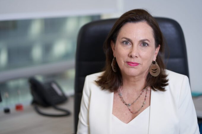 Un desafiante cierre del 2023 y estimaciones más auspiciosas para el próximo año es lo que proyecta la Federación de Empresas de Turismo de Chile (Federtur) para el sector, en la búsqueda de esta industria por alcanzar los niveles pre pandemia de 2019. Y es que para el cierre de este año la entidad gremial sitúa en 3,6 millones las llegadas de turistas extranjeros a Chile, lo que representa una variación de -21,1% en comparación con el 2019, previo a la pandemia; es decir, 954 mil visitantes menos. Aun cuando los números no son los esperados, se observa una importante recuperación en el último trimestre del 2023. En tanto, Fedetur proyecta para el próximo año mejores números en turismo receptivo, con la llegada de 4,4 millones de visitantes internacionales, siendo un -2,7% en relación con el 2019, situación que reafirma la importancia de establecer distintas acciones para impulsar la recuperación del rubro. Estos datos los entregó la Presidenta Ejecutiva de Fedetur, Helen Kouyoumdjian, durante su presentación en el encuentro `Desafíos para el turismo 2024´, que se desarrolló este miércoles 22 de noviembre en la casa central de DUOC UC, donde también hubo un panel de conversación sobre turismo y bienestar integral. De acuerdo con la información entregada por la Federación, este rezago en la recuperación del rubro turístico impacta el ingreso de divisas que genera el turismo receptivo, estimando para el cierre de este año una caída de -12% en este ítem, con mejores perspectivas para el 2024, ya que se estima un incremento de 9% en comparación a 2019. Al respecto, Helen Kouyoumdjian afirmó que “estos números nos muestran lo complejo que ha sido para el turismo reactivarse, y eso se los hemos señalado en reiteradas ocasiones al gobierno y parlamentarios, a quienes le hemos planteado la urgente necesidad que se establezca un plan especial de apoyo al sector, principalmente para recuperar la competitividad como destino y volver a atraer un mayor número de turistas extranjeros, que es donde tenemos el mayor rezago”. La Presidenta Ejecutiva de Fedetur agregó que “se requiere un plan integral con una mirada de corto, mediano y largo plazo, donde la promoción internacional es clave para recuperar el terreno que hemos perdido en relación con mercados de la región que son competencia directa, como es el caso de Argentina, Brasil y Uruguay, que se han logrado recuperar más rápido porque abrieron antes sus fronteras durante la pandemia y porque invierten mayores recursos que Chile en promoción”. Otros indicadores Un segmento del turismo que ha logrado una recuperación más rápida, de acuerdo con datos recabados por Fedetur, es el movimiento de pasajeros en vuelos nacionales, ya que a octubre de este año se registra una cifra de 12, 4 millones de pasajeros, con una variación positiva de 0,2% comparado con el mismo período de 2019. En esa línea, la apuesta de la industria para apuntalar la actividad turística es lograr un buen desempeño en términos de turismo interno durante la temporada alta que está comenzando, para lo cual las empresas del rubro y los distintos destinos se están preparando con el objetivo de alcanzar una importante demanda que permita comenzar en buen pie el 2024, especialmente en lo que se refiere a pernoctaciones en alojamientos turístico, que hasta la fecha muestra un rezago de -21% en relación con el período pre pandemia, con 55 mil plazas menos de oferta en este ítem; y en materia de empleo, dado que las cifras de Fedetur indican que aún no se han podido recuperar 52 mil puestos de trabajo que se perdieron debido a los efectos de la pandemia.