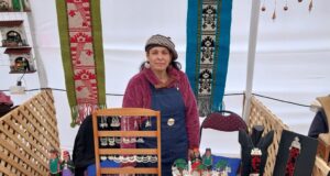 Artesana De Villarrica Participó En Exposición En Medio Del Surf Panamericano De Pichilemu