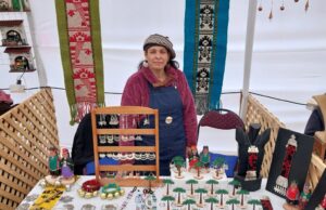 Artesana De Villarrica Participó En Exposición En Medio Del Surf Panamericano De Pichilemu