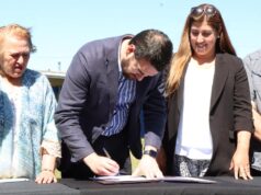Gobernador Luciano Rivas Firma Mensaje Que Permitirá Mejorar El Estadio Municipal De Cajón