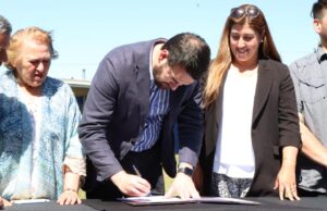 Gobernador Luciano Rivas Firma Mensaje Que Permitirá Mejorar El Estadio Municipal De Cajón