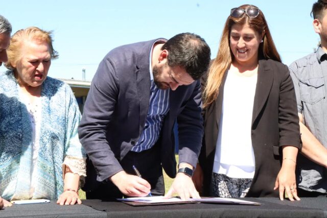 Gobernador Luciano Rivas Firma Mensaje Que Permitirá Mejorar El Estadio Municipal De Cajón
