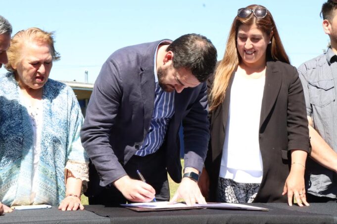 Gobernador Luciano Rivas Firma Mensaje Que Permitirá Mejorar El Estadio Municipal De Cajón