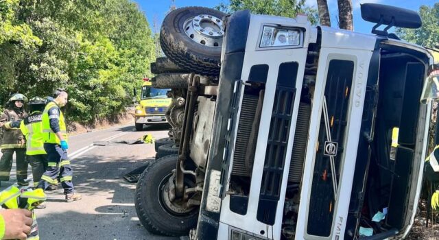 Un Fallecido Dejó Volcamiento De Camión en Gorbea