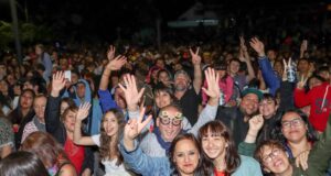20 Mil Personas Celebraron El Nuevo Año En La Costanera De Villarrica Junto A La Sonora Palacios Jr. Y Novedoso Show De Drones