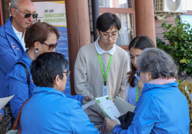 Guías Turísticos Senior De Villarrica Reciben Equipamiento Y Cursos Para Su Labor