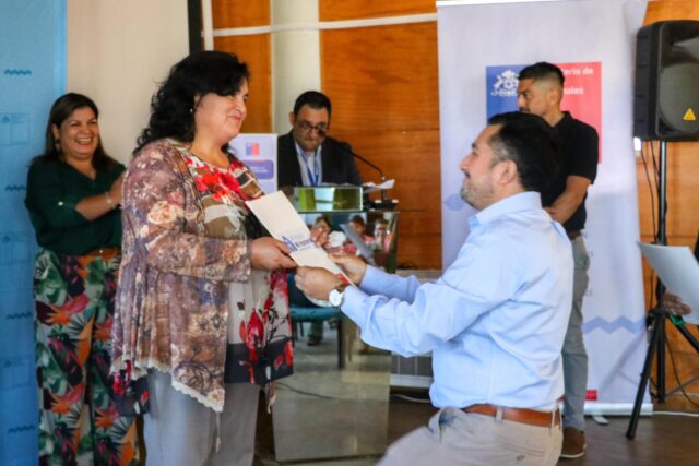 Damnificadas De Incendios Forestales Recibieron Sus Títulos De Dominio En Emotivo Acto