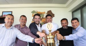 Imperial Unido Presenta La Copa De Campeones De La Tercera División B Al Gobernador Regional