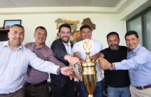 Imperial Unido Presenta La Copa De Campeones De La Tercera División B Al Gobernador Regional