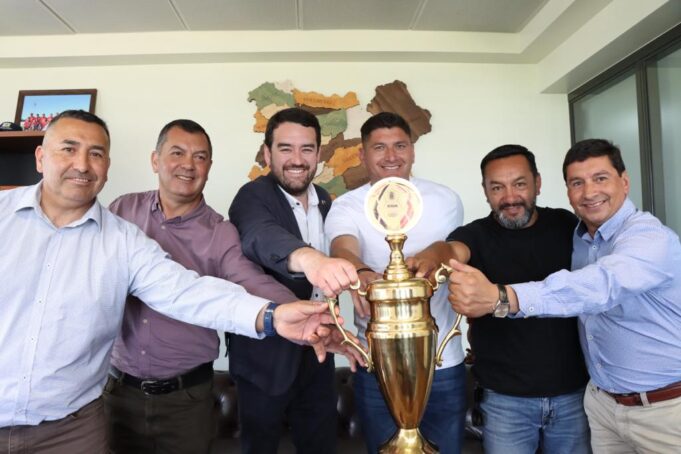 Imperial Unido Presenta La Copa De Campeones De La Tercera División B Al Gobernador Regional