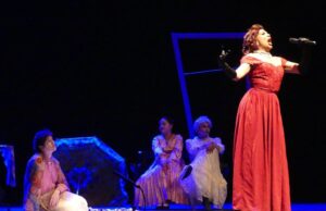 Mamayolo Sorprende Como Diva Mexicana En La Triste Agonía Del Pájaro Azul