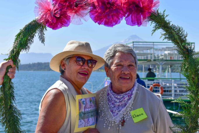 Personas Mayores De Villarrica Celebraron Junto Al Lago El Día Del Amor Y La Amistad
