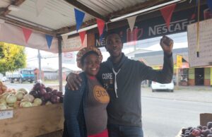 Destacan Por Su Carisma Y Amabilidad: Pareja Haitiana Abre Frutería En Pitrufquén