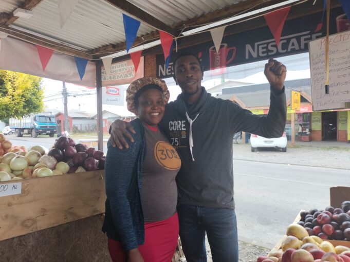 Destacan Por Su Carisma Y Amabilidad: Pareja Haitiana Abre Frutería En Pitrufquén