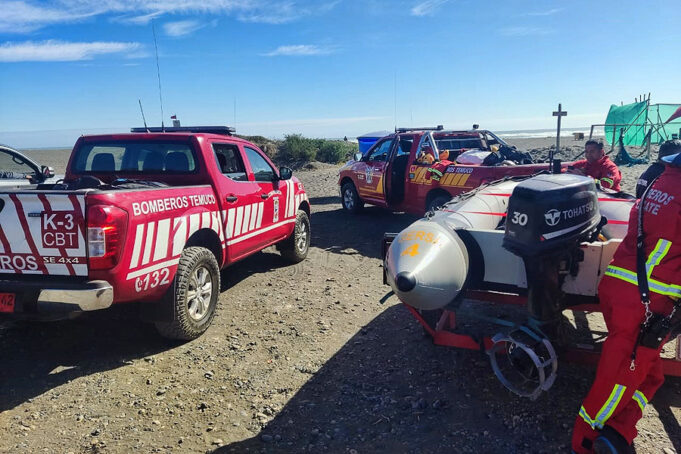 Intenso trabajo del Cuerpo de Bomberos de Temuco en búsqueda de menor desaparecido en Puerto Saavedra