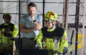 Gobernador Rivas reconoció a voluntarias del cuerpo de bomberos de Temuco tras constitución de histórica guardia nocturna femenina