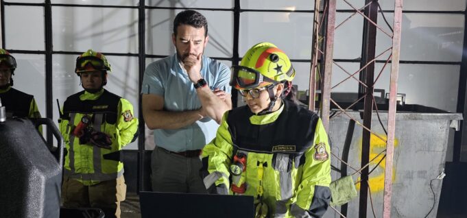 Gobernador Rivas reconoció a voluntarias del cuerpo de bomberos de Temuco tras constitución de histórica guardia nocturna femenina