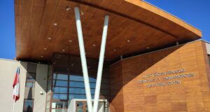 “Fue una medida apresurada y errónea”: estudiantes en desacuerdo con suspensión del cargo de directora en liceo de Pitrufquén